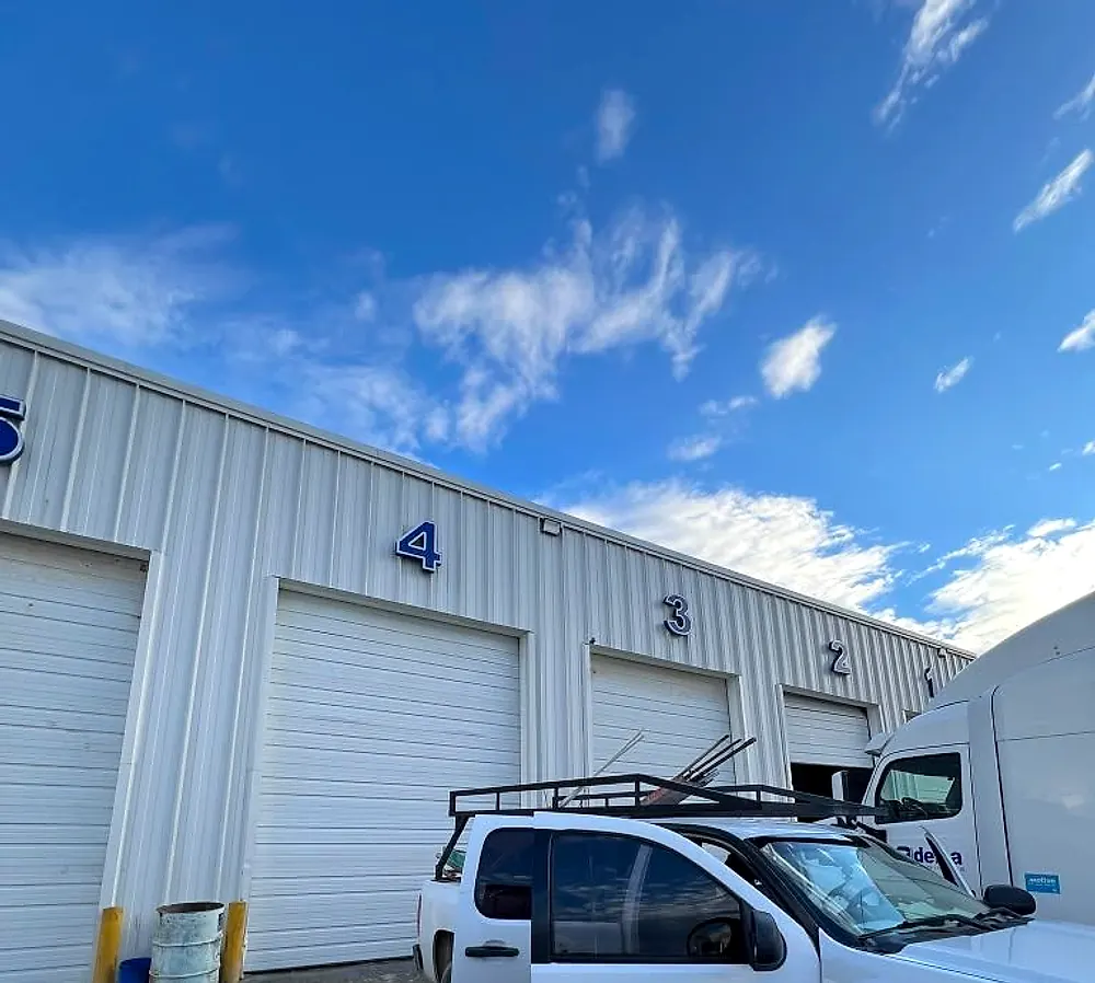 Nave comercial con portones industriales enrollables