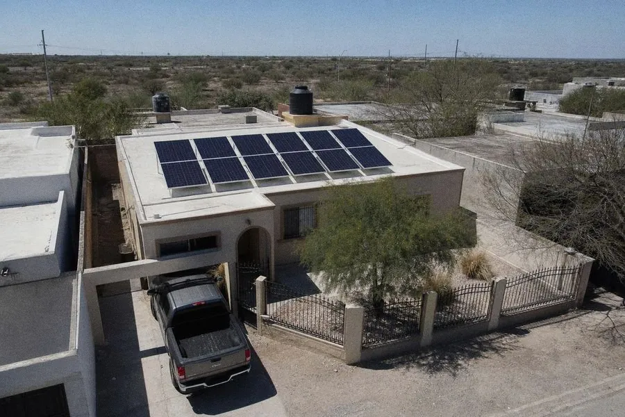 Casa típica del norte de Coahuila con paneles solares en la azotea